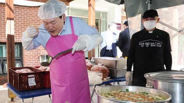 윤 대통령, 추석 맞아 민생행보‥무료급식소서 김치찌개 끓이고 통인시장 방문 