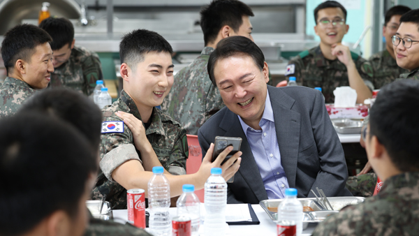 윤석열 대통령, 추석 맞아 수방사 장병들과 격려 오찬