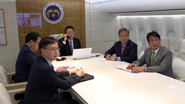 윤 대통령, 귀국 직전 참모들과 안보상황 점검 
