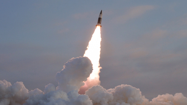 북한, 단거리 탄도미사일 2발 발사‥"고도 50km로 350km 비행"