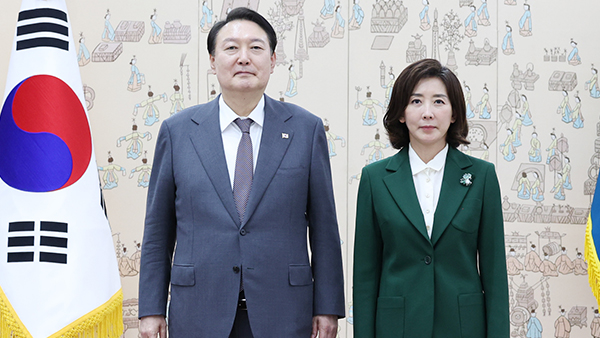 윤 대통령, 나경원 저출산고령사회위 부위원장에 위촉장 수여