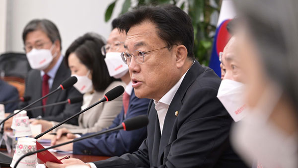 정진석, 민주당에 "떳떳하면 문 열고 압수수색 응하라"