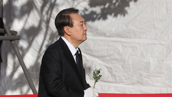 윤 대통령, 서울광장 분향소 다시 찾아‥사흘째 조문