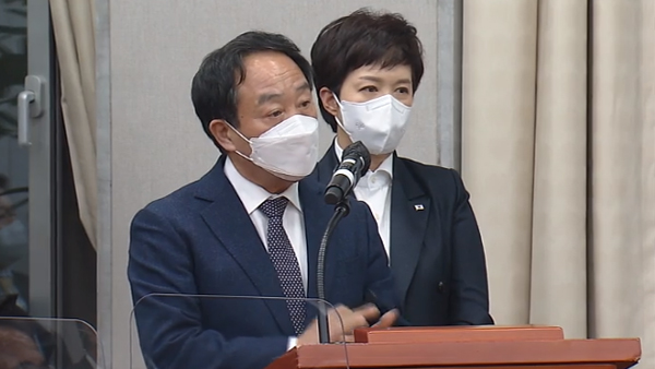 국감 도중 대통령실 참모진 "웃기고 있네" 메모 논란 