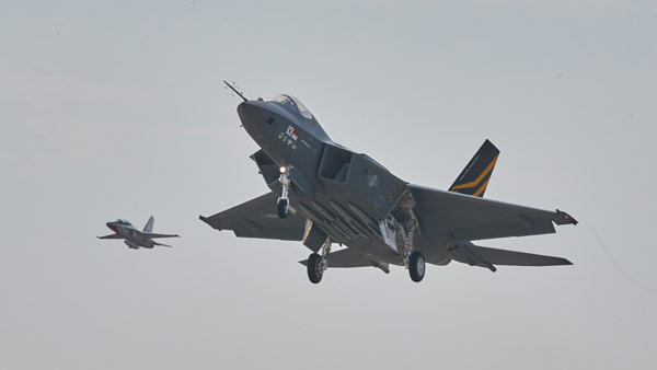 국산 초음속전투기 KF-21 2호기도 첫 비행 성공