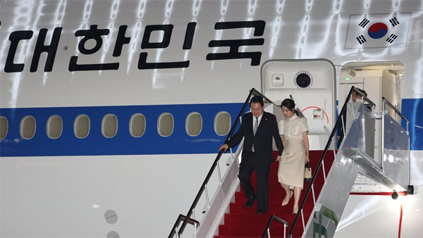 '尹, 전용기서 특정 기자 면담' 논란에 대통령실 "평소 인연으로 편한 대화"