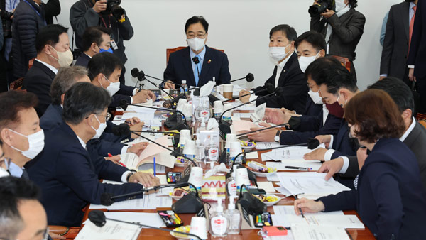 국회 예산소위, 이틀째 639조 원 규모 내년도 예산안 심사 