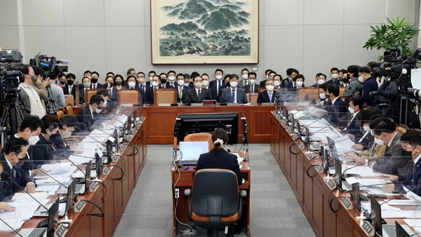 국회 운영위, 자정까지 여야 설전 끝에 예산심사 파행