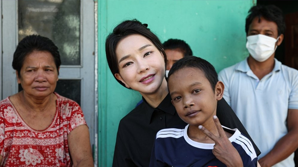 대통령실 "김여사 프놈펜 심장병 아동 방문 때 조명? 사실무근"