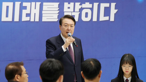 윤 대통령 부부, 청년 200여 명 만나 3대 개혁 논의
