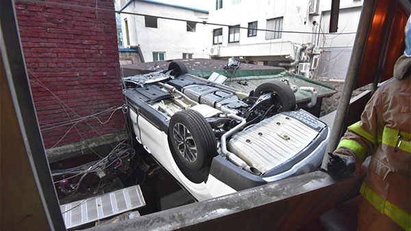 서울 중구 주차장 3층에서 차량 1대 추락‥옆건물 지붕 덮쳐