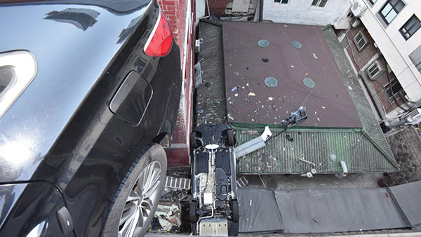 서울 중구 주차장 3층에서 차량 1대 추락‥옆건물 지붕 덮쳐