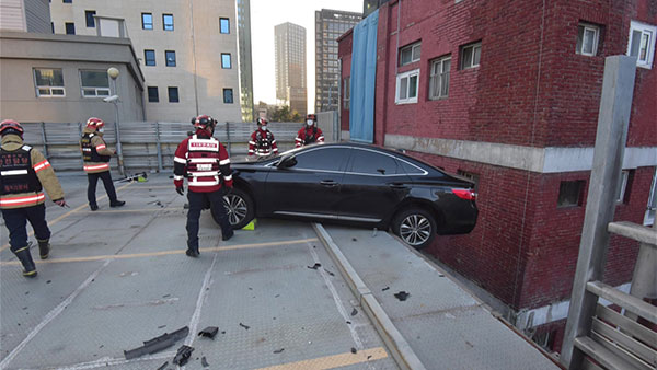 서울 중구 주차장 3층에서 차량 1대 추락‥옆건물 지붕 덮쳐
