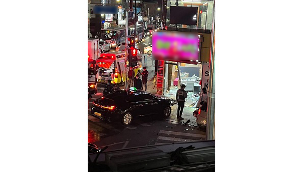 경남 김해 교차로서 택시-승용차 충돌‥주변 상점 덮쳐