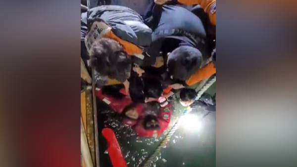 해경, 통영시 동호항 근처 바다에서 30대 남성 구조