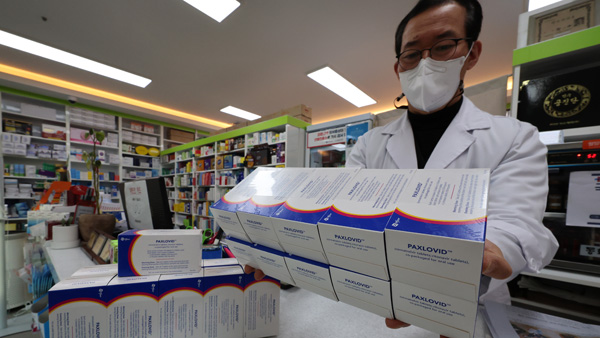 먹는 치료제 팍스로비드 복용 80% '증상 호전'