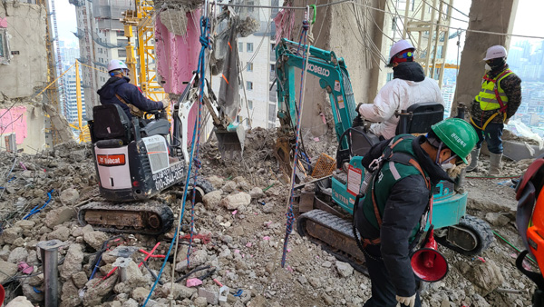 광주 아파트 붕괴 현장서 4번째 매몰자 발견‥잔해물 추락으로 수색 중단