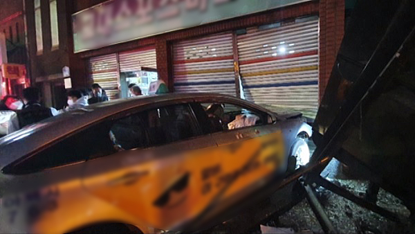 부산 연제구서 택시가 건물 들이받아‥승객 2명 부상