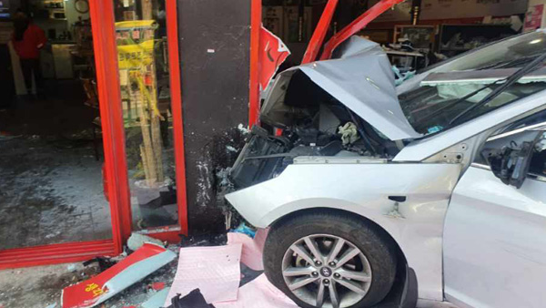 서울 중랑구 음식점으로 택시 돌진‥인명피해 없어