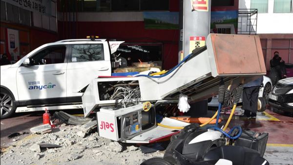 주유소에서 차량 돌진해 2명 경상‥"운전미숙 사고"