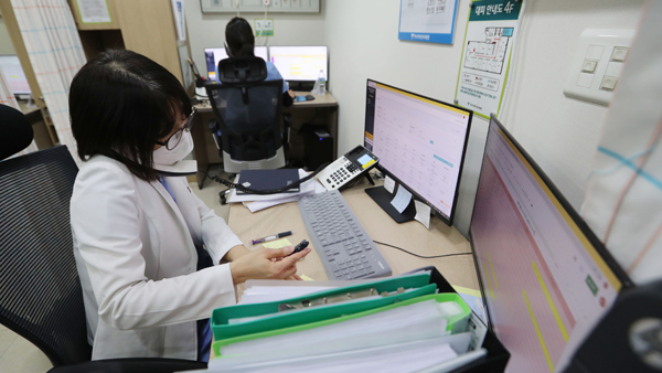 재택치료 환자 14만6천여명‥관리가능 인원의 88%