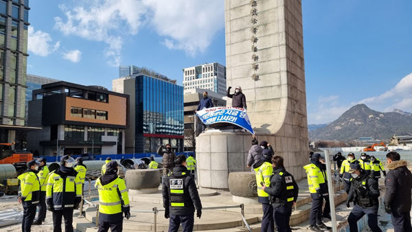 택배노조원 4명, 광화문 이순신 동상에 올라가 시위하다 체포