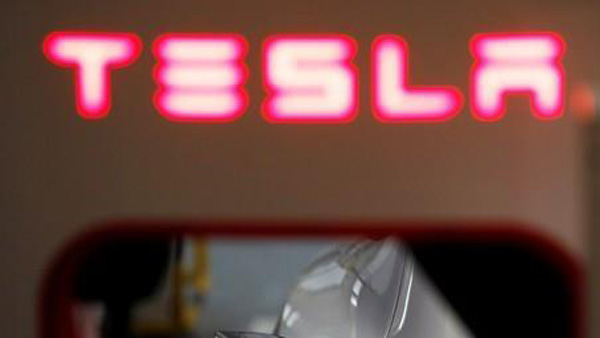 서울 오류동서 주차된 테슬라 화재로 전소‥인근 차들도 피해