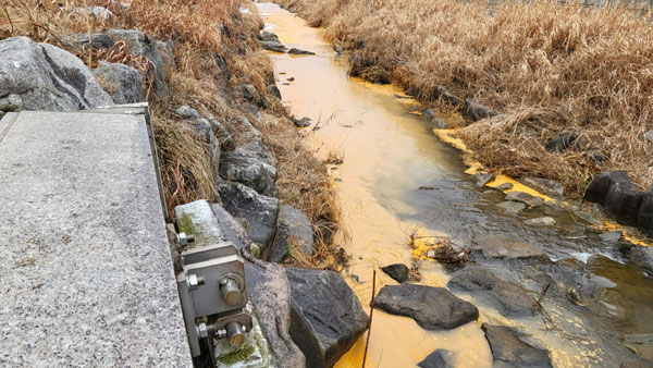 서울 송파구 장지천에 음식물 폐수 유출‥정화작업 진행중