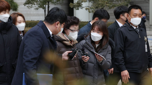 "도이치 의심 거래, 尹 장모도 37건‥김건희, 어머니가 판 주식 32초 만에 매수"