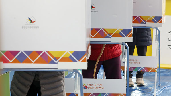 투표함 봉인지 뜯은 60대 현행범 체포‥'관리 잘 되는지 보려고‥'