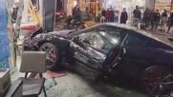 성신여대역 근처서 승용차가 상점 돌진‥경상 2명 