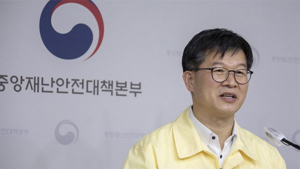 정부 "유행 정점 확실히 꺾여야 거리두기 추가 완화"