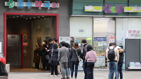 의협 "성급한 방역 완화 멈춰야‥의료현장 더는 못 버텨"