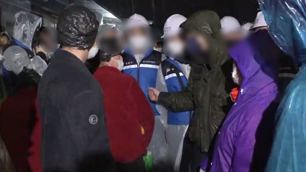화재 발생한 마장동 먹자골목..구청용역-상인 '펜스 설치' 놓고 충돌