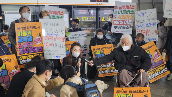 김예지 의원, 지하철 시위 장애인 단체에 무릎 꿇어‥"정치권 대신 사과" 