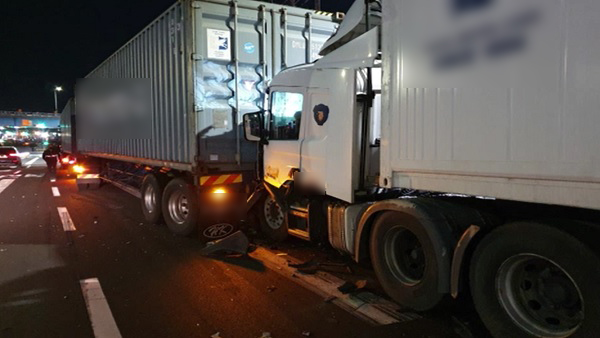 부산 좌천동서 트레일러 3대 추돌사고‥운전자 1명 이송