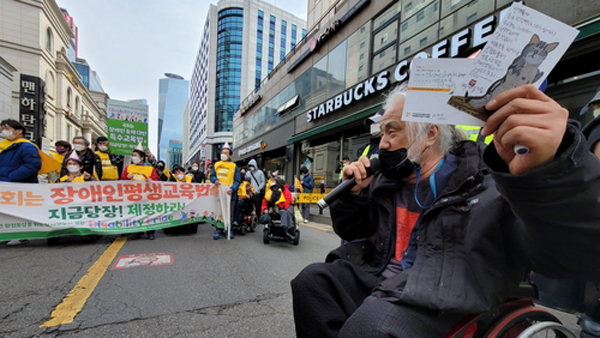 장애인 단체, 시위현장 찾아온 인권위에 "이준석 발언 비판해달라"