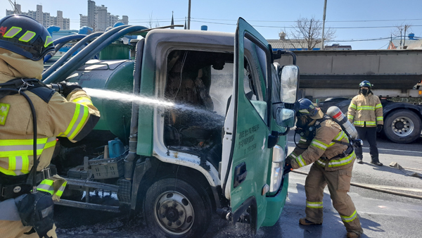 인천 화수동 도로 달리던 정화조 청소차량 불‥인명피해 없어