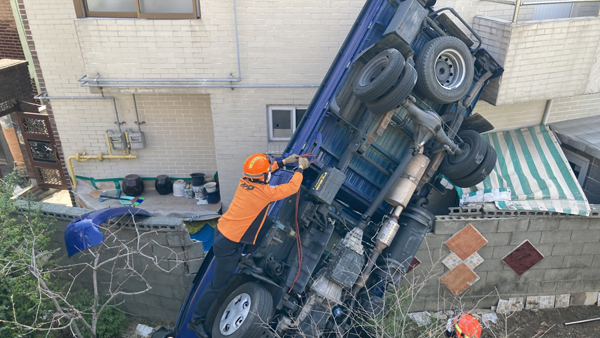 내리막 달리던 1톤 화물차, 보행로 난간 들이받고 추락·전복