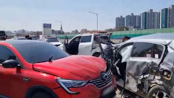 경부고속도로 오산나들목서 10중 추돌 사고‥1명 다쳐