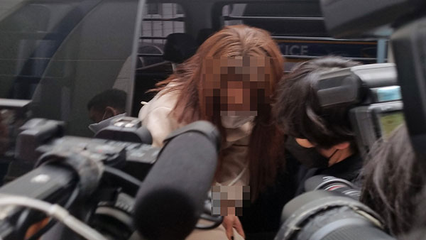 검찰, '9호선 휴대전화 폭행' 20대 여성 구속기소