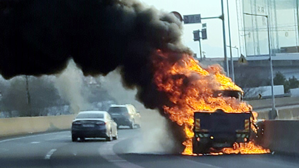 부천 중동 나들목서 화물차 불‥'담배 불씨' 추정 