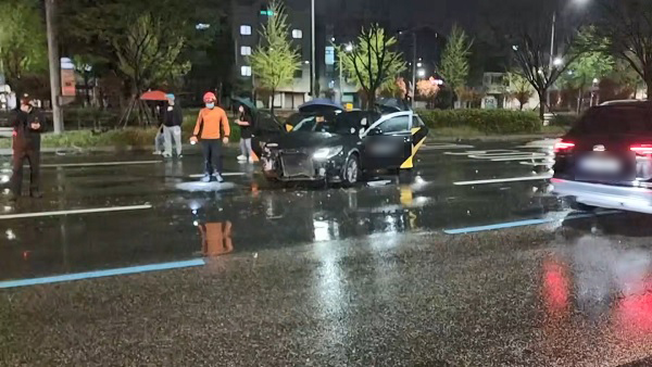대전 유성구에서 택시가 가로수 들이받아‥2명 부상