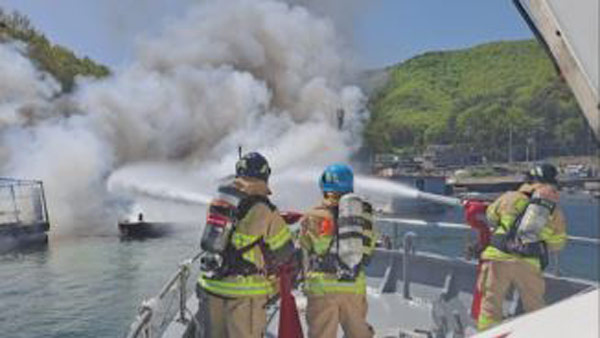 경남 창원 선착장서 화재‥소형어선 3척 불타