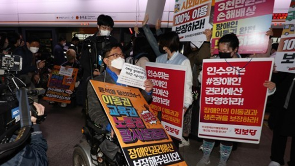 장애인 단체 "내일부터 출근길 지하철 시위 재개…인수위 답변 미흡"