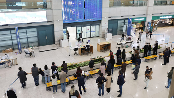 입국 전 PCR 검사 당분간 유지, "변이 바이러스 차단 목적"