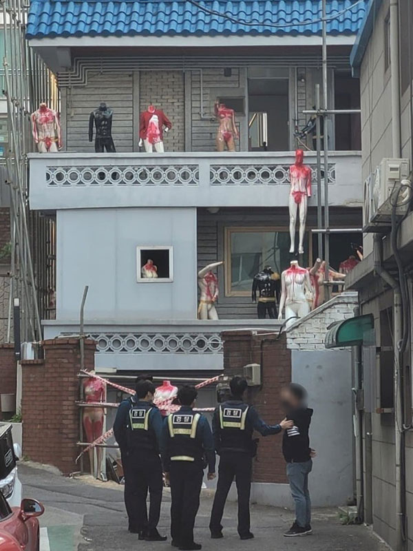 주택가 등장한 '공포의 마네킹'‥"건물주가 설치, 자진 철거"