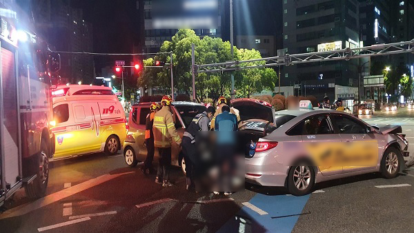 부산 연제구 교차로서 택시·승용차 충돌‥ 5명 경상