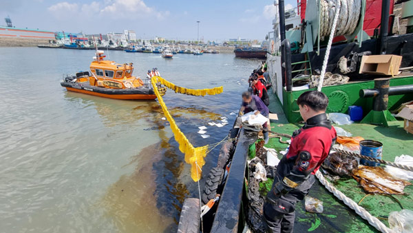 인천 남항 모래부두서 예인선 기름 유출‥긴급 방제작업