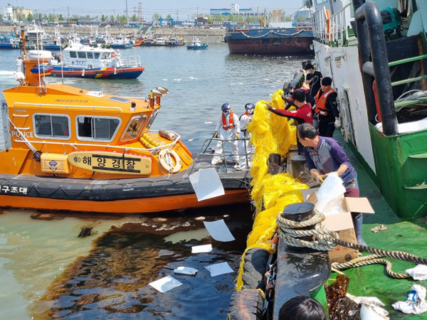 인천 남항 모래부두서 예인선 기름 유출‥긴급 방제작업